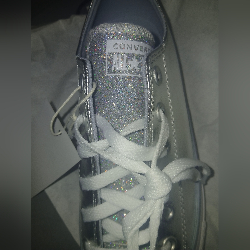 ☆ BRAND NEW, Never Worn, SZ 9 Womens Converse low tops ☆ - Picture 3 of 7